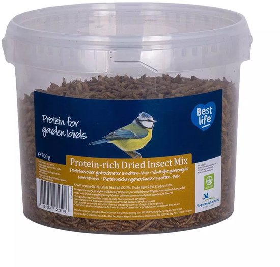 Transparante emmer met gedroogde insecten, met een blauw label. "Protein for garden birds", "Protein-rich Dried Insect Mix".