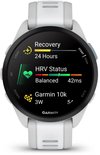 Garmin Forerunner 165 smartwatch met wit bandje, scherm toont hersteldata, 24 uur, HRV Status.