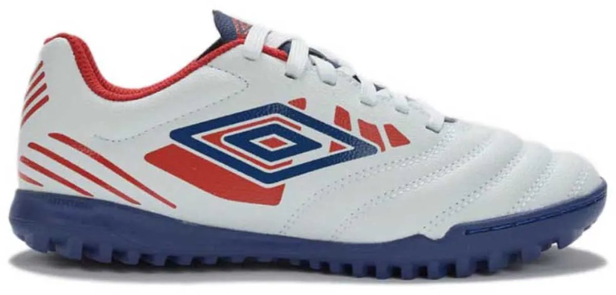 Witte Umbro Tocco IV League IC voetbalschoenen voor jongens en meisjes, met blauwe en rode accenten, ideaal voor zaalvoetbal.