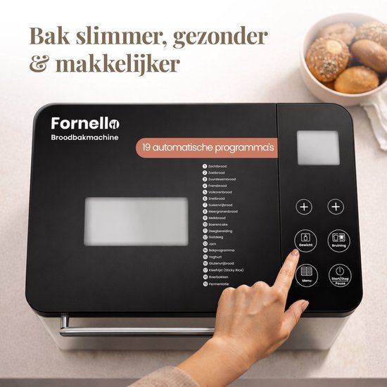 Zwarte Fornello broodbakmachine met 19 automatische programma's. Vingerafdruk op het 'Gewicht' knopje.