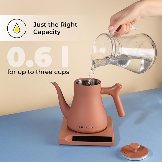 Water wordt in de terracotta waterkoker gegoten, met een capaciteit van 0,6 liter voor maximaal drie kopjes. Deksel ligt ernaast.
