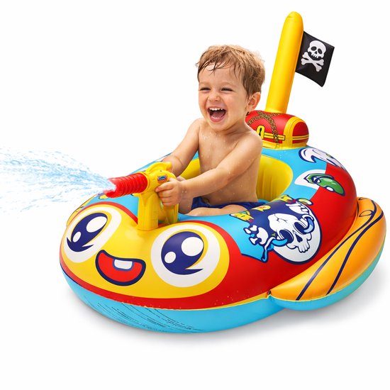 Een lachende jongen in een opblaasbare boot met piratenvlag, spuit water uit een geel waterpistool.
