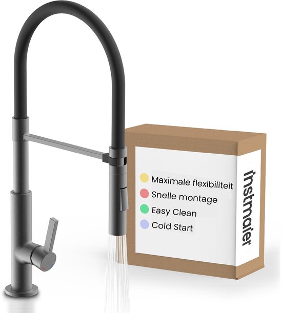 Zwarte keukenkraan met flexibele slang, water spuitend. Naast een doos met kenmerken: 'Maximale flexibiliteit', 'Snelle montage', 'Easy Clean', 'Cold Start'.
