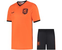 Nederlands Elftal Voetbaltenue - Oranje Shirt - WK 2026 - Voetbal Tenue Kinderen - Shirt en Broekje - Jongens en Meisjes - Volwassenen - Heren en Dames - Maat 128