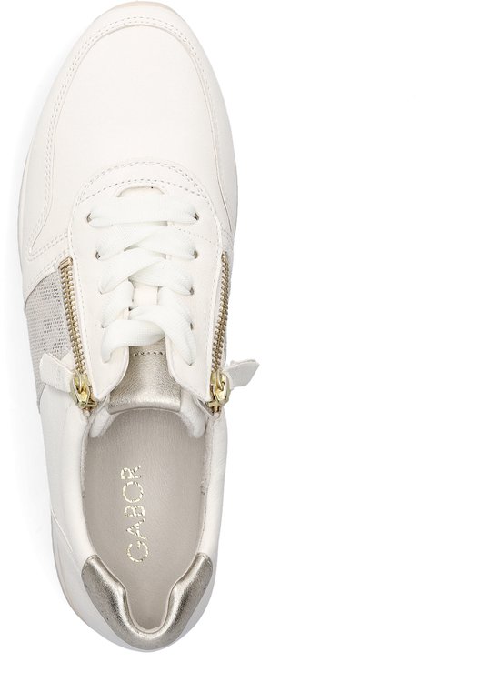 Witte Gabor sneaker met gouden ritsdetails en een subtiele glitterstrook.