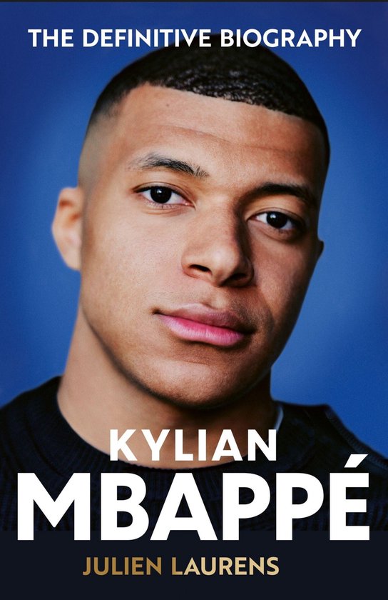 Boekomslag met de titel 'THE DEFINITIVE BIOGRAPHY' en 'KYLIAN MBAPPÉ' in grote witte letters. Een close-up van Mbappé's gezicht.