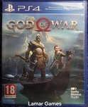 PlayStation 4 gamecover met Kratos en Atreus in een boot, met bergen en watervallen op de achtergrond.
