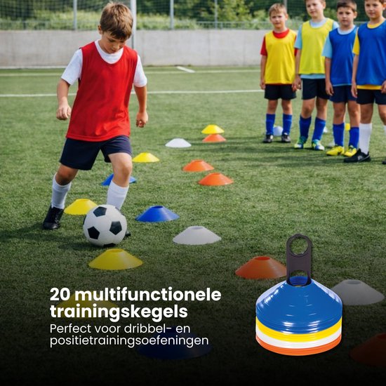 Jongens trainen met multifunctionele trainingskegels op een voetbalveld.