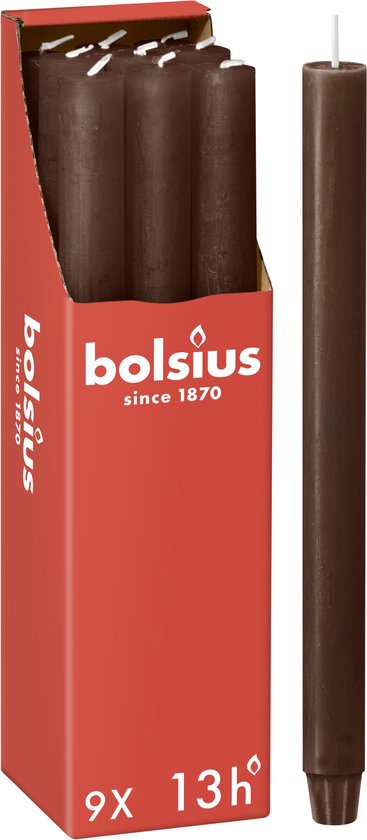 Een pak donkerbruine dinerkaarsen van Bolsius, met 9 kaarsen en een label dat 13 branduren aangeeft.