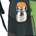 Detail van een donkergroene rugzak met een mesh zijvak waarin een zilverkleurige fles.