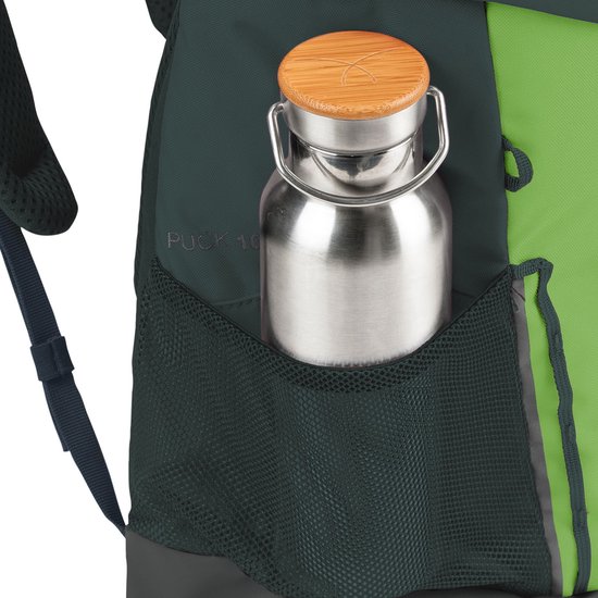 Detail van een donkergroene rugzak met een mesh zijvak waarin een zilverkleurige fles.