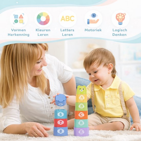 Moeder en kind spelen met stapelbare blokken met dieren en letters (A, B, C, E).