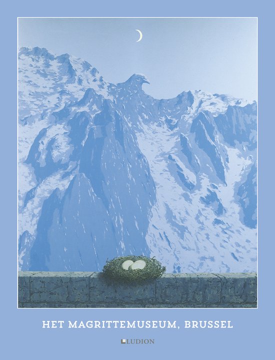 Een nest met twee eieren op een stenen muur met besneeuwde bergen en een sikkelmaan op de achtergrond. Tekst: HET MAGRITTEMUSEUM, BRUSSEL.