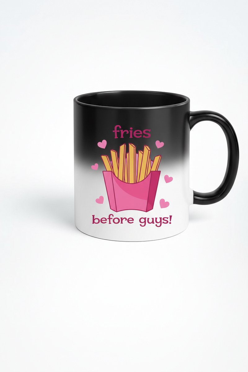 Magische Mok 'Fries Before Guys!' - Warmtegevoelige Cadeau Mok met Frietjes en Harten