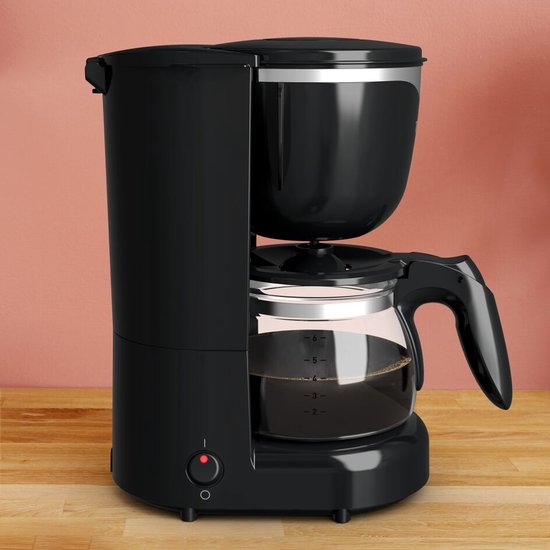 Cafetière noire avec verseuse en verre remplie de café, dotée d'un bouton marche/arrêt rouge.