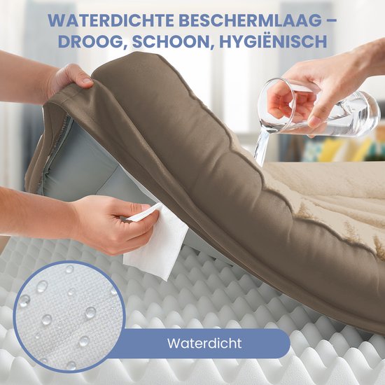 Waterdichte beschermlaag van hondenkussen wordt getest met water.