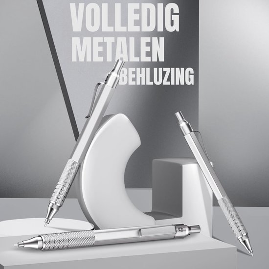 Drie zilverkleurige mechanische potloden met volledig metalen behuizing, met gedetailleerde grip.