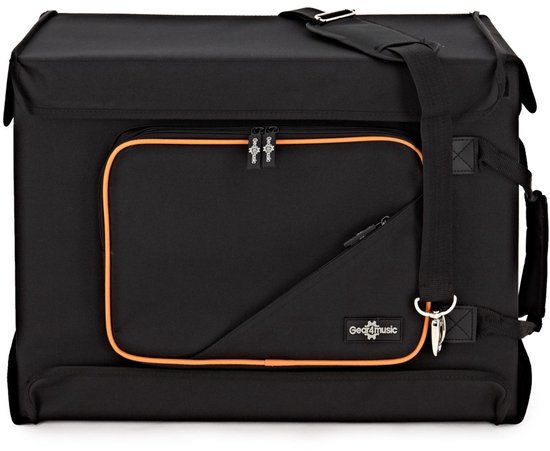 Zwarte koffer met oranje bies, voorvak met rits en draagband, Gear4music logo.