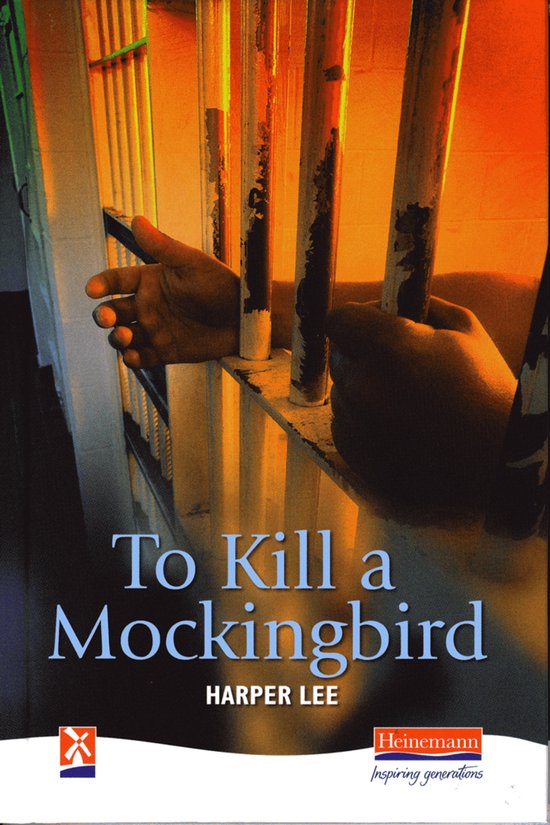 Livre 'To Kill a Mockingbird' de Harper Lee, avec une main passant à travers des barreaux.