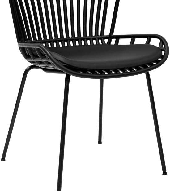 Zwarte tuinstoel met zwarte kussens, open rugleuning en dunne metalen pootjes.
