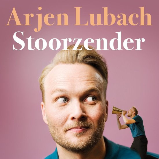 Arjen Lubach, met de titel 'Stoorzender', kijkt weg van een klein mannetje dat met een megafoon in zijn oor blaast.