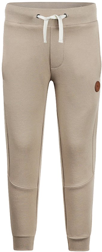 Zandkleurige joggingbroek voor jongens met een trekkoord en een koperkleurig logo op de zijkant.