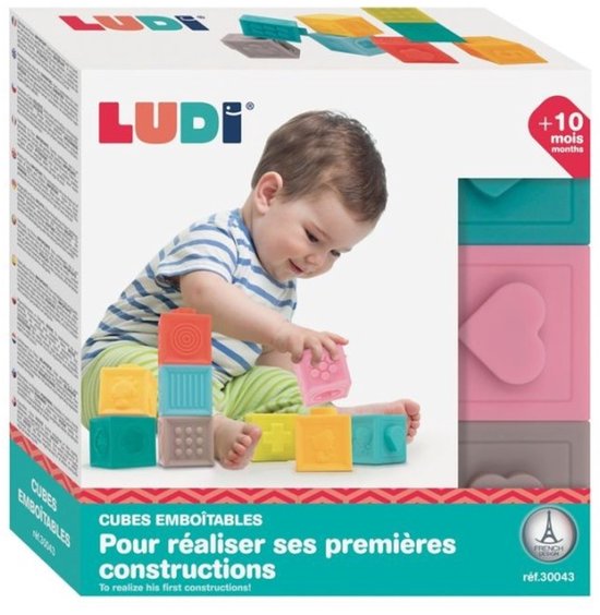 De verpakking van Ludi zachte babyblokken, met een afbeelding van een baby die ermee speelt en de stapelbare blokken met reliëfvormen.