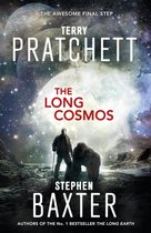 Boekomslag van "The Long Cosmos" door Terry Pratchett en Stephen Baxter, met een man en een aap op een rotsachtige planeet voor een heldere nevel.