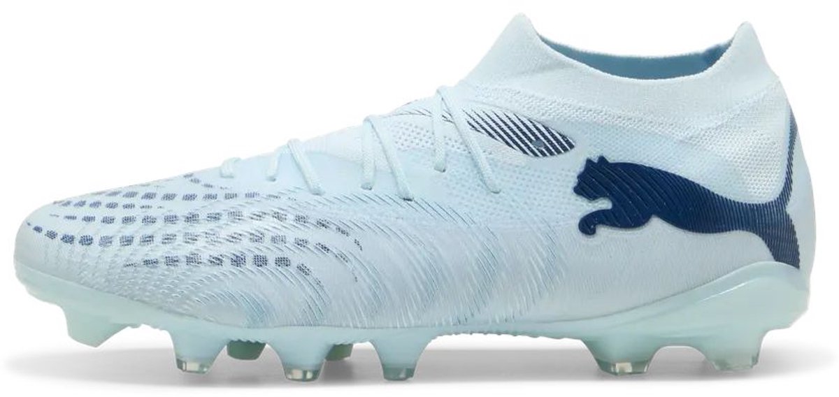 Blauwe PUMA voetbal schoenen voor heren, ontworpen voor firm ground, met een strakke pasvorm en grip.