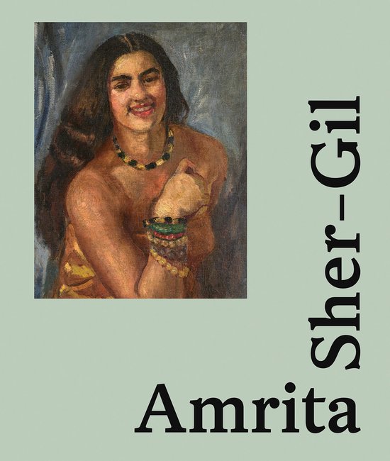 Schilderij van Amrita Sher-Gil, met een glimlachend meisje met donker haar, gekleed in een geel kledingstuk en meerdere armbanden.