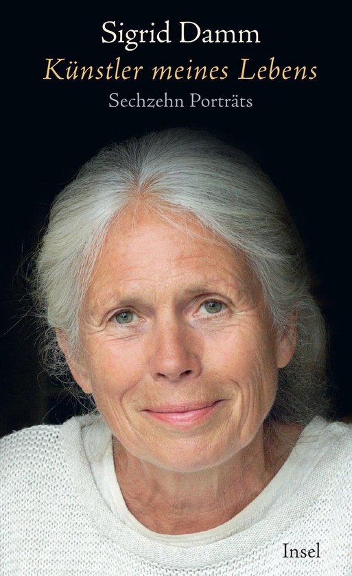 Portret van een oudere vrouw met lang grijs haar en een gebreide witte trui. Titel: 'Künstler meines Lebens'.