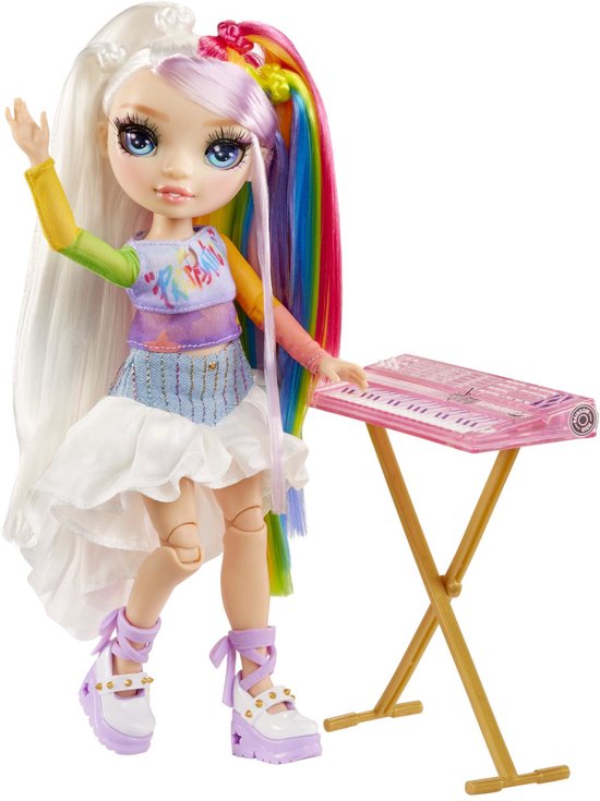 Rainbow High Jr. High Rock Band - Amaya, poupée de mode aux couleurs de l'arc-en-ciel de 9 pouces avec clavier et autocollants pour personnaliser l'instrument, peut poser. Excellent speelgoed ou cadeau pour les enfants de 4 ans et plus