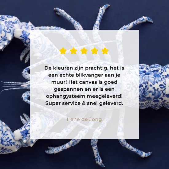 Close-up van een Delftsblauwe kreeft op een donkerblauwe achtergrond met een tekstballon met een klantrecensie.