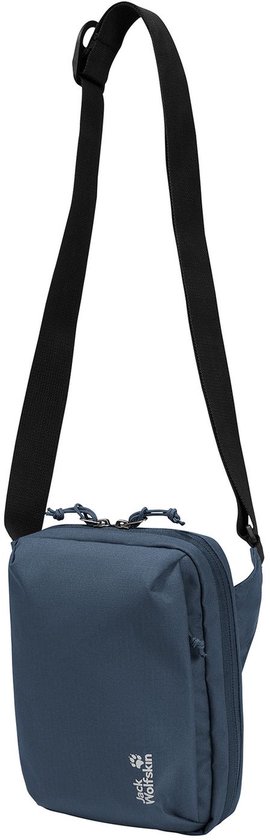 Blauwe Jack Wolfskin schoudertas hangt aan een zwarte schouderband.