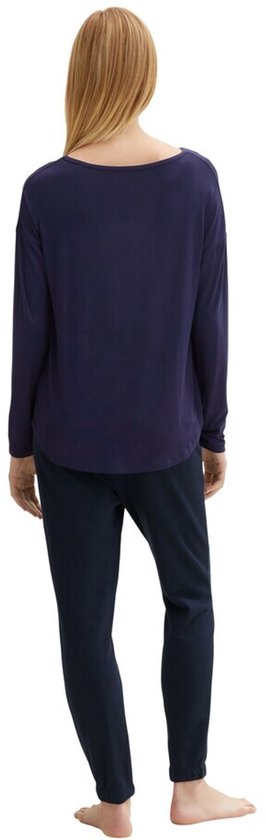 Blauw T-shirt met lange mouwen en boot hals, gedragen op de rug door een blond model.