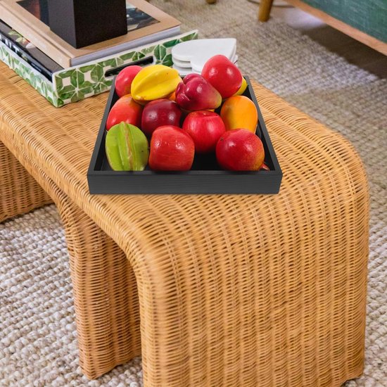 Zwart dienblad met diverse soorten fruit erop.