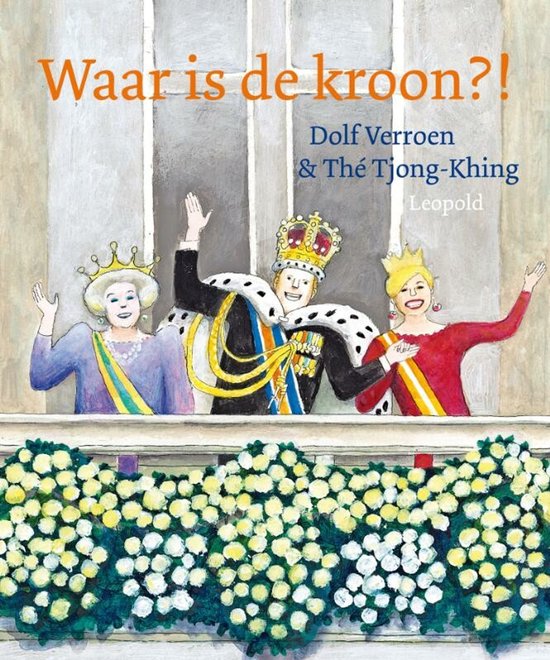 Drie vrolijke koninklijke figuren, een man met kroon en twee vrouwen met kroontjes, wuiven boven een balkon vol bloemen.