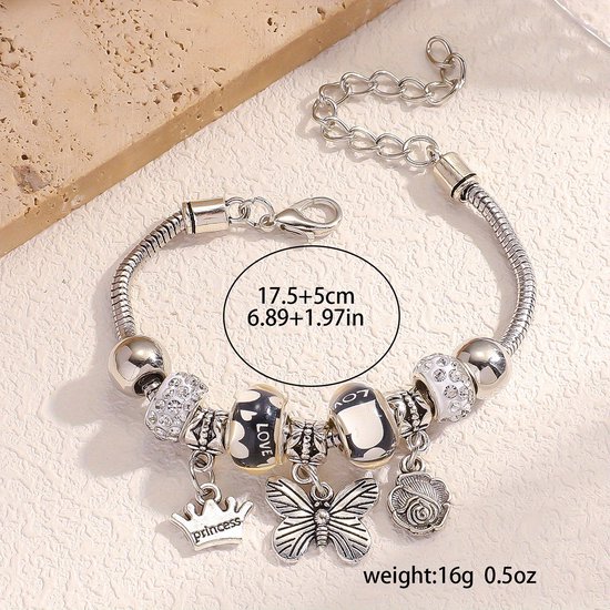 Zilverkleurige bedelarmband met 'Princess'-kroon, vlinder, roos en kraaltjes, met maatindicatie 17.5+5cm.