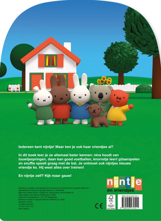 Nijntje en haar vriendjes staan voor een huis. Nijntje draagt een blauwe jurk. De vriendjes zijn een bruine beer, een witte konijn, een bruine konijn, een koala, een rood varkentje en een hondje.