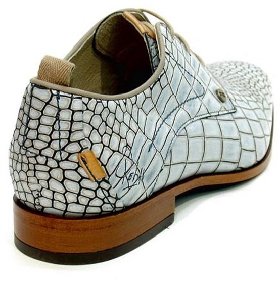 Witte veterschoen met croco-print, beige veters en bruine zool.