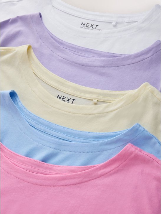 Close-up van de halzen van vijf effen T-shirts in pastelkleuren: roze, lichtblauw, geel, paars en wit.