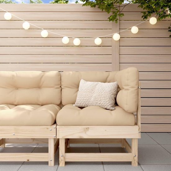 Beige palletbank op een terras, met decoratieve lampjes.