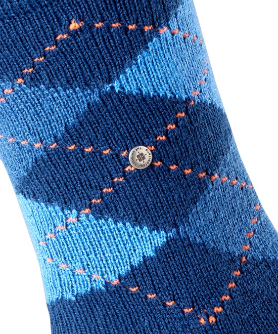 Detail van blauwe Burlington sok met ruitpatroon, oranje stiksels en logo.