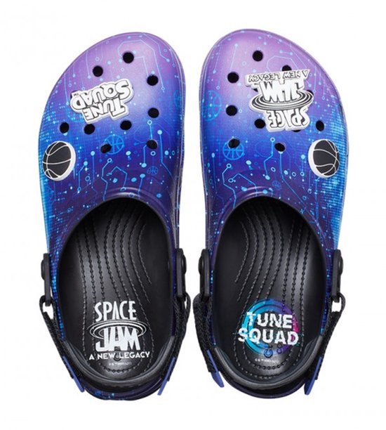 Paarse Crocs met blauwe, digitale print en Space Jam-logo's. Met Jibbitz van basketbal en "Tune Squad".