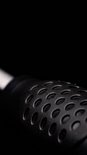 Gedetailleerde close-up van de geperforeerde, zwarte grip van een Pica-Dry markeerstift op een zwarte achtergrond.