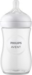 Een Philips Avent babyfles met witte speen, gevuld met melk.