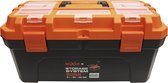 Zwarte gereedschapskist van Boxer met oranje deksel en handgrepen. Deksel is gesloten.