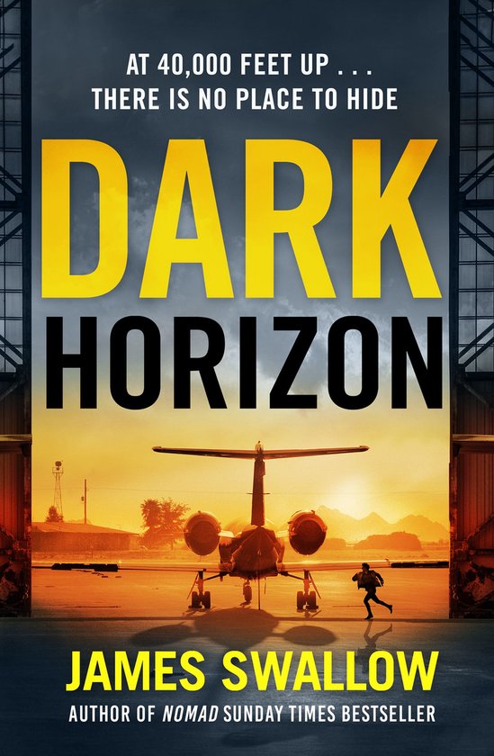 Boekcover van Dark Horizon: een privévliegtuig op een landingsbaan bij zonsondergang, met een silhouet van een rennend persoon.