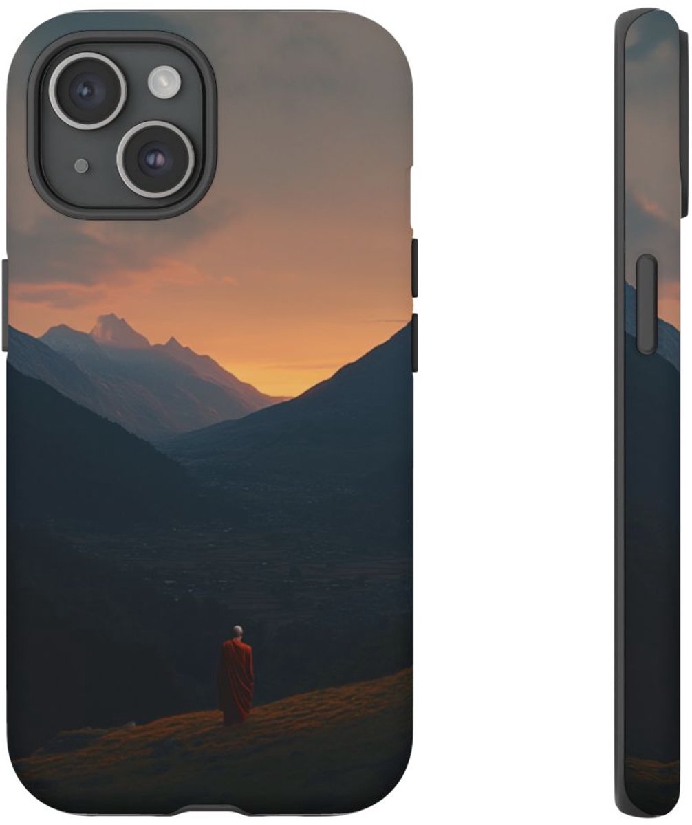 Monnik in Bergdal bij Zonsopkomst – Telefoonhoesje Geschikt voor iPhone 15