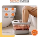 Dampende voeten in een wit voetenbad met roze water en massageknoppen, naast een badkuip. Iconen tonen temperatuur, anti-lek, automatisch uitschakelen en bloedcirculatie.